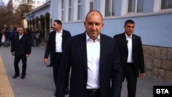 Чинний президент Болгарії Румен Радев, який під час виборчої кампанії зробив заяви щодо окупованого Криму
