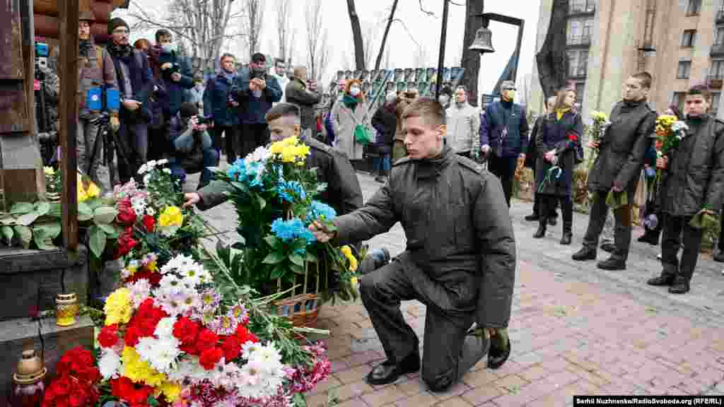 Курсанти покладають квіти до пам'ятного Хреста, на алеї Героїв Небесної сотні.