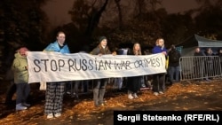 Учасники акції протесту біля посольства Росії, Прага, 11 листопада 2023 року