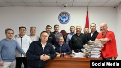 Кемпир-Абад иши боюнча айыпталып тергөө абагында жаткандар. Булардын ичинен Бектур Асанов гана тил кат менен бошотулган. Калган айыпталуучулар үй-камагында.