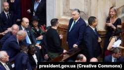 Президент України Володимир Зеленський розмовляє з прем’єр-міністром Угорщини Віктором Орбаном у столиці Аргентини в день інавгурації новообраного президента Аргентини Хав’єра Мілея, Буенос-Айрес, 10 грудня 2023 року