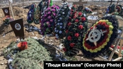 Иркутски янындагы зиратка күмелгән "Вагнер" сугышчыларының каберлекләре
