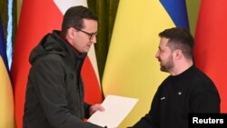 Польский премьер передаёт Зеленскому документацию по «Леопардам», Киев 24 февраля 2023 года 