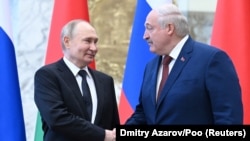 Очільники Росії та Білорусі, Володимир Путін (ліворуч) і Олександр Лукашенко на зустрічі в Мінську, 24 травня 2024 року