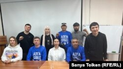 Тіркелмеген "Алға, Қазақстан" оппозициялық партиясының өкілдері Астанада баспасөз мәслихатын өткізіп отыр. 13 сәуір 2024 жыл.