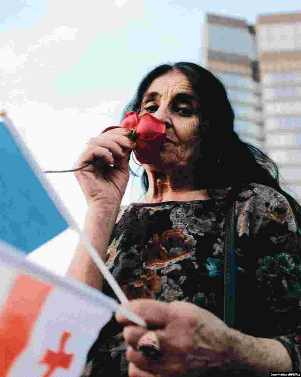 Учасниця протесту з трояндою в руках очевидно хоче нагади&nbsp;&laquo;Революцію троянд&raquo;&nbsp;у Грузії, коли у 2003-му році відбулася безкровна зміна влади. Президентка Саломе Зурабішвілі сказала, що її найбільше хвилює той факт, що законопроєкт є &laquo;точною копією закону (президента Росії Володимира) Путіна&raquo;