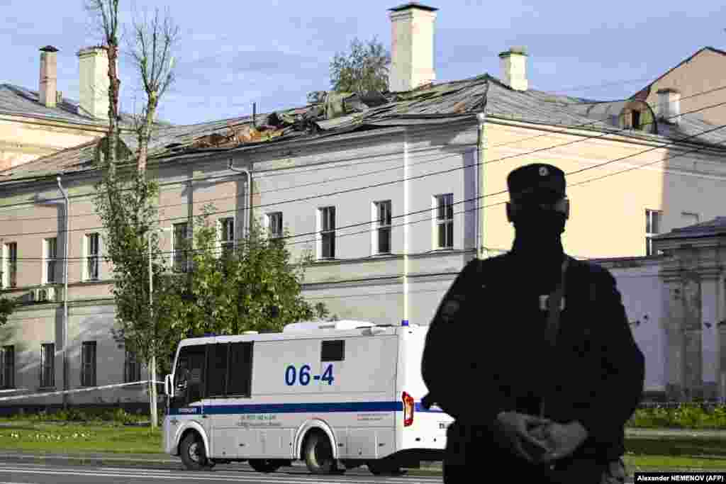Оштетен покрив на објект во Москва. 