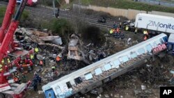 Остатоци од вагоните по железничката несреќа во Грција.