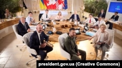 Ілюстраційне фото. Президент України Володимир Зеленський (на передньому плані) під час одного із засідань «Групи семи» в Італії, 13 червня 2024 року