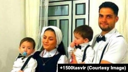 عکسی که از امیرعلی و برادر دوقلوی او در آغوش پدر و مادرشان در شبکههای اجتماعی منتشر شده است