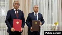 После встречи топографических групп правительственных делегаций Таджикистана и Кыргызстана по делимитации и демаркации границы. Ориф Ходжазода(справа) и Назирбек Борубаев. Бустон, 18 октября 2023 года.