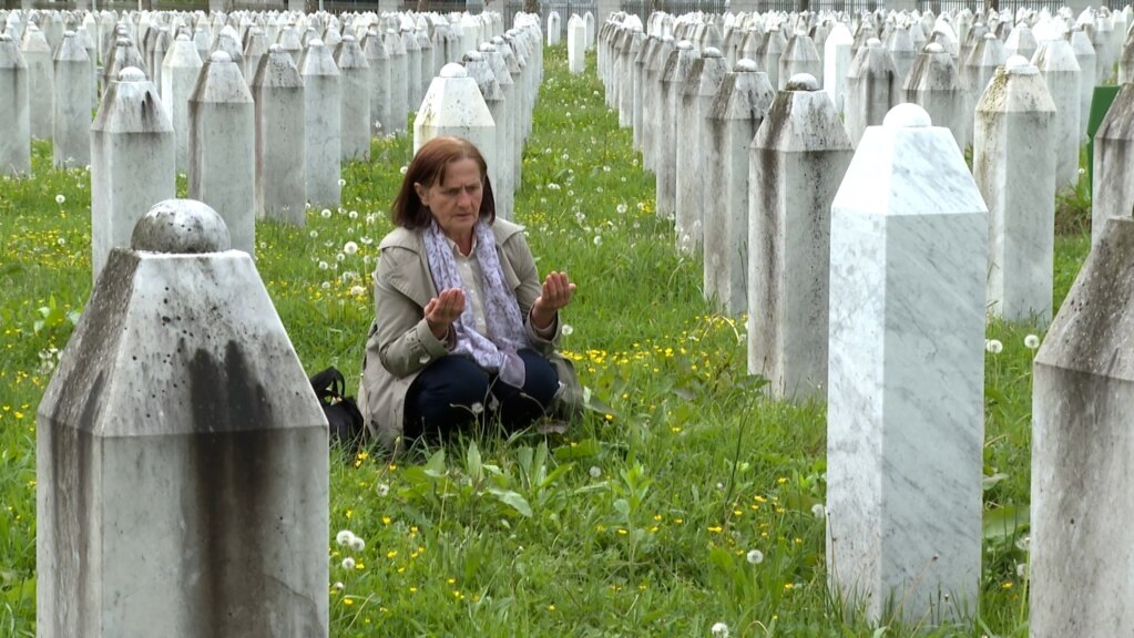 Memorialul pentru victimele genocidului de la Srebrenica - o soră îi aduce omagiu fratelui care a pierit în 1995