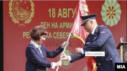 Претседателката Гордана Сиљановска Давкова и новоназначениот 12-ти по ред началник на Генералштабот на Армијата, Лафчински.