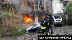 Працівники ДСНС ліквідовують пожежу в приватному будинку, що виникла після обстрілу Херсона російськими військовими, Україна, 11 листопада 2023 року. Фото ілюстративне