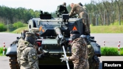 Навчання з технічного обслуговування танків Leopard 1A5 для українських військових на базі німецького Бундесверу в Кліці, Німеччина, у травні 2023 року