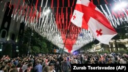 Nümayişçilər Tbilisi küçələrinə çıxaraq "xarici agentlər" qanununa etiraz edirlər.