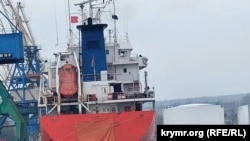 Ілюстраційне фото. Судно без розпізнавальних знаків у Керченському миорському рибному порту, листопад 2023 року