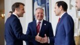 Франция президенті Эммануэль Макрон (сол жақта) және АҚШ мемлекеттік хатшысы Марко Рубио (оң жақта), арнайы уәкіл Стив Уиткофф. 