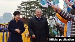 Қазақстан мен Оңтүстік Корея президенттері Нұрсұлтан Назарбаев пен Пак Кын Хе. Сеул, 10 қараша 2016 жыл.