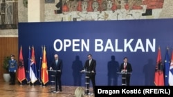 Премиерот на Албанија Еди Рама, претседателот на Србија Александар Вучиќ и вицепремиерот на Северна Македонија Никола Димитров на прес-конференција по средбата во рамки на регионалната иницијатива за соработка „Отворен Балкан“ во Белград. 4.11.2021.