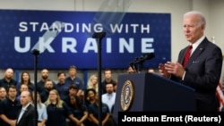 Президент США Джо Байден виступає з промовою про озброєння України на підприємстві Lockheed Martin, яке виробляє зброю, штат Алабама, 3 травня 2022 року