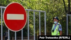Митинг өтетін орынды бақылап тұрған полиция қызметкері.