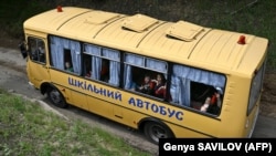 За даними української влади, офіційно відомо про майже 20 тисяч дітей, депортованих Росією з окупованих територій України