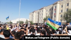 Демонстрация в Нукусе против разработанных Ташкентом поправок к Конституции, которые предусматривали лишение Каракалпакстана статуса автономии и права выхода из состава Узбекистана. Июль 2022 года.
