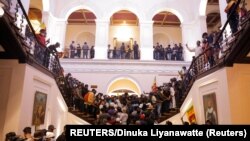 Демонстранттар Шри-Ланканын президенттинин кеңсесинде