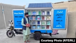 مطیع الله ویسا د ګرځنده ښوونځي او کتابتون په مرسته بېلابېلو سیمو کې ماشومانو ته تعلیم ورکاوه - پخوانی انځور.