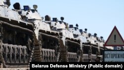 Перамяшчэньне расейскіх танкаў па чыгунцы. Архіўнае фота
