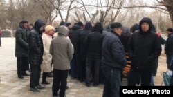 Жаңаөзенде жұмыс талап етіп алаңға жиналғандар қала әкімдігі алдында тұр. 5 ақпан 2022 жыл.