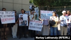 Қаңтар оқиғасы кезінда қаза болғандардың туыстары прокуратура алдына жиналып, әділ тергеуді, туыстарының өліміне кінәлілерді жазалауды талап етті, Алматы, 1 маусым 2022 жыл.