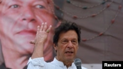 پر عمران خان تور دی چې یوې قاضیې ته یې دړکې ورکړې دي - پخوانی انځور.