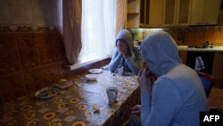 Геї, що втекли від переслідування в Чечні, сидять за столом у квартирі в Москві, Росія, 18 квітня 2017 року
