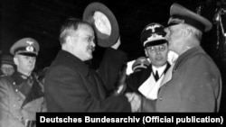 SSSR-iň daşary işler ministri Wýaçeslaw Molotow (çepde) we Germaniýanyň daşary işler ministri Joachim von Ribbentrop. Berlin, Germaniýa. 14-nji noýabr, 1940 ý.