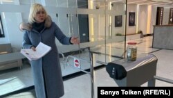 Белсенді Санавар Закирова "Нұр Отан" ғимаратында тұр. Нұр-Сұлтан, 11 наурыз 2020 жыл.