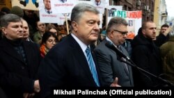 Порошенко під час акції на його підтримку біля будівля ДБР на початку березня
