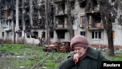 71-річна жителька Маріуполя Тетяна плаче біля свого зруйнованого будинку, квітень 2022 року