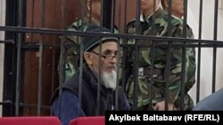 Азимжан Аскаров сот залында. 