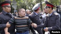 Тополоң салган митингчилерди кармоо. Бишкек, 3-октябрь, 2012.