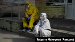 Медики у здания больницы, иллюстративное фото. 28 мая 2020 года.