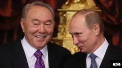 Russia - Russian President Vladimir Putin (R) speaks with Kazakhstan's President Nursultan Nazarbayev (L) during sign documents ceremony before opening of the Supreme Eurasian Economic Council in Moscow, 24 December 2013