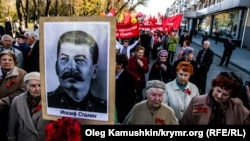 Окупований Росією Крим. Акція на честь більшовицького перевороту в Сімферополі, 7 листопада 2014 року