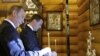 Володимир Путін і Дмитро Медведєв ставлять свічки в пам’ять жертв польської авіакатастрофи