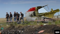 Бойовики угруповання «ДНР» біля уламків літака Boeing 777 неподалік села Грабове. Донбас, 20 липня 2014 року