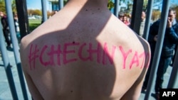 ЛГБТ-активіст в Берліні на акції протесту проти переслідування геїв в Чечні. 30 квітня 2017 року