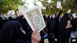Жените држат копии од Куранот во Ирак за да го осудат палењето на книгата, Багдад на 22 јули 2023 година.