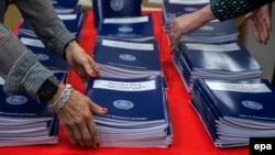 Примірники бюджетного плану Дональда Трампа на 2018 рік на полицях державної книгарні. Вашингтон, 16 березня 2017 року