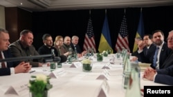Украина жана АКШ делегациялары сүйлөшүү алдында. Мүнхен, Германия. 14-февраль, 2025-жыл.